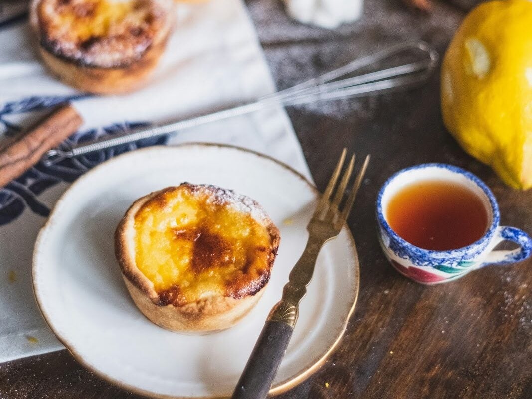 Costo de vida en Portugal, pasteles de nata en una cafetería en Portugal