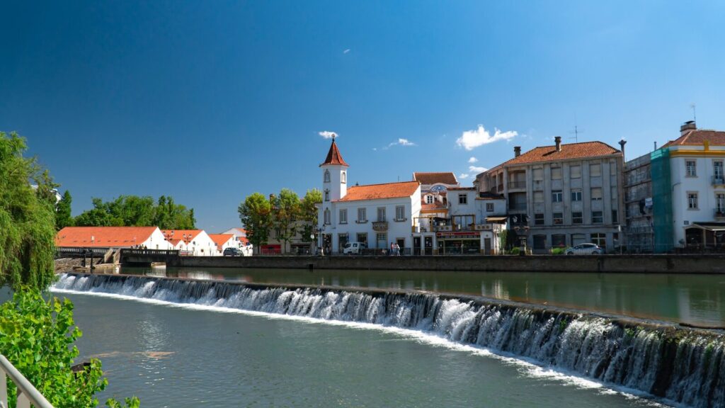 Mudar para a Costa de Prata de Portugal: O Guia Completo para Americanos 2 Edifício de betão branco e castanho perto de água, sob um céu azul durante o dia